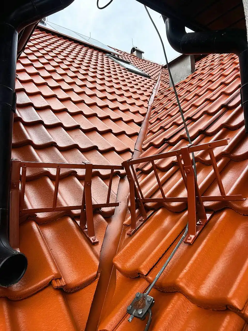 Montaż barier przeciwśniegowych