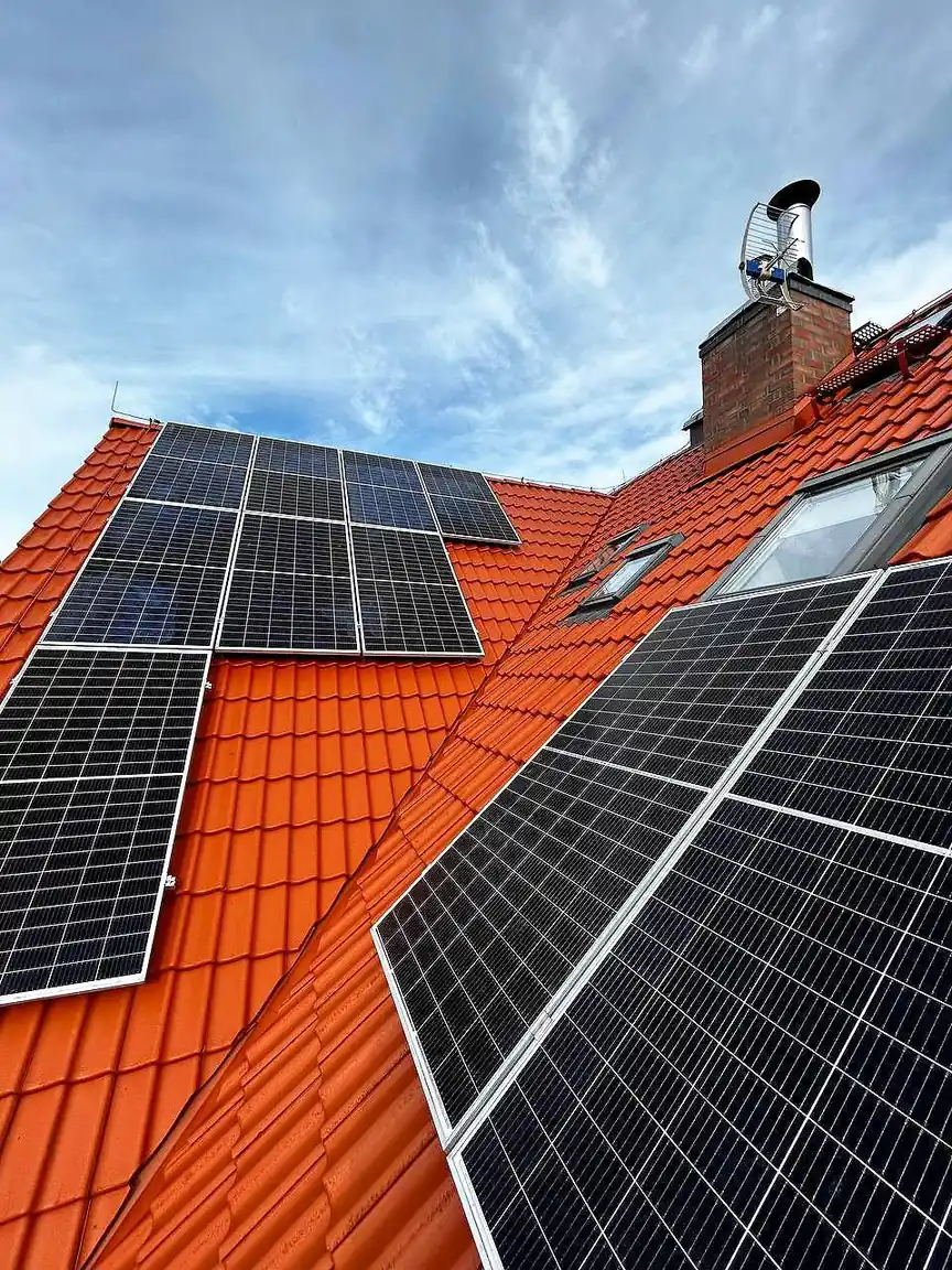 Mycie paneli fotowoltaicznych wodą demineralizowaną