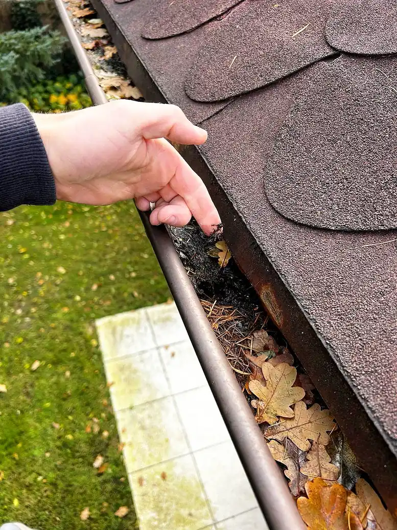 Czyszczenie i naprawa rynien